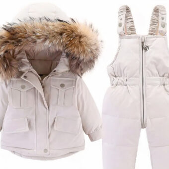 2-delige balnc baby jas set op witte achtergrond.