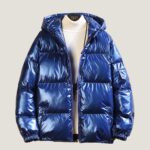 Metallic blauw warm donsjack voor heren met witte coltrui op effen achtergrond