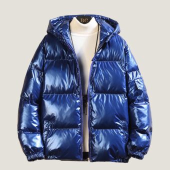 Metallic blauw warm donsjack voor heren met witte coltrui op effen achtergrond