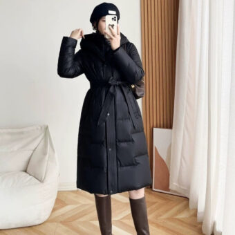 Lange zwarte gewatteerde jas met riem