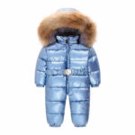 Babyblauw donsjackpak met witte achtergrond.