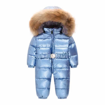 Babyblauw donsjackpak met witte achtergrond.