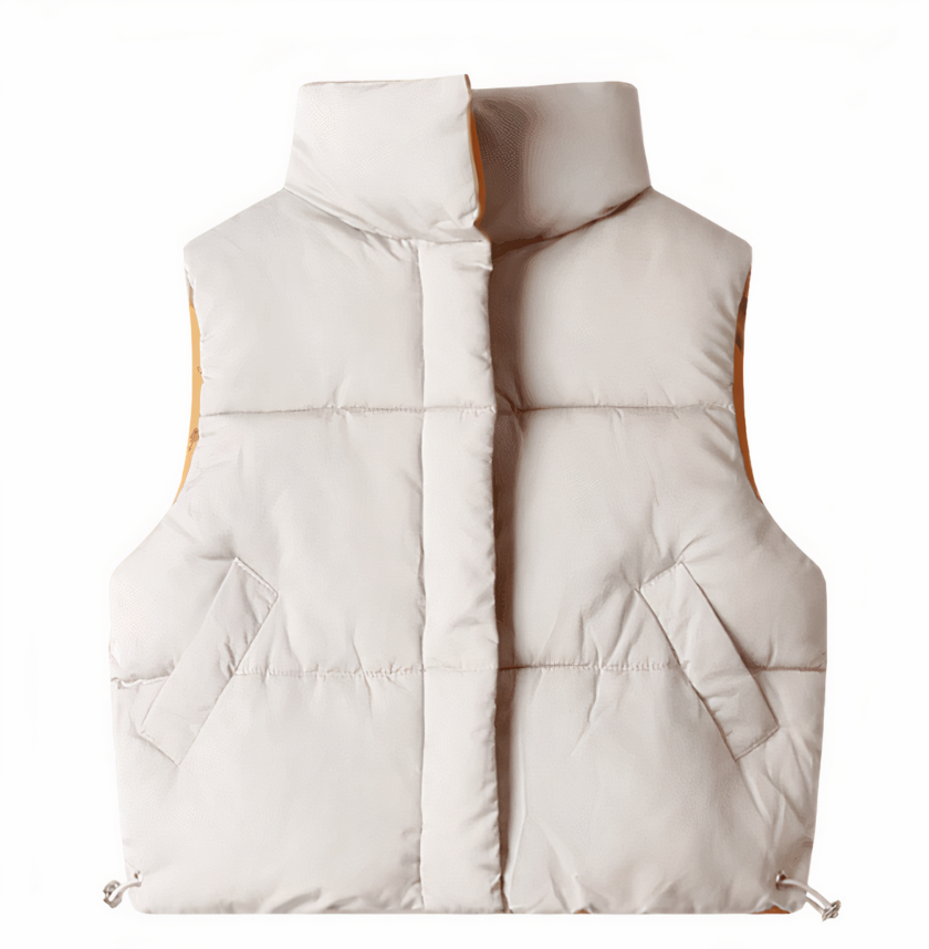 We zien een beige mouwloos donsjack voor kinderen op een witte achtergrond.