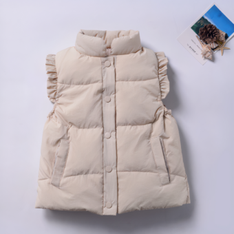 Een beige mouwloos donsjack voor een klein meisje is afgebeeld op een paarse achtergrond naast een foto van een vakantie.