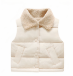 Dit mooie mouwloze donsjack met voering van imitatieschaapsvacht is een beige kindermodel met een witte achtergrond.