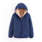 Kort, donkerblauw gewatteerd donsjack met gevoerde binnenkant en capuchon op een witte achtergrond.