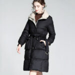 Getailleerd eendendonsjack met riem en opstaande kraag op damesmodel