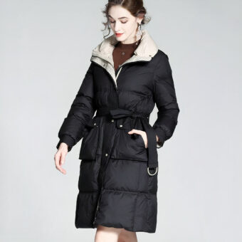 Getailleerd eendendonsjack met riem en opstaande kraag op damesmodel