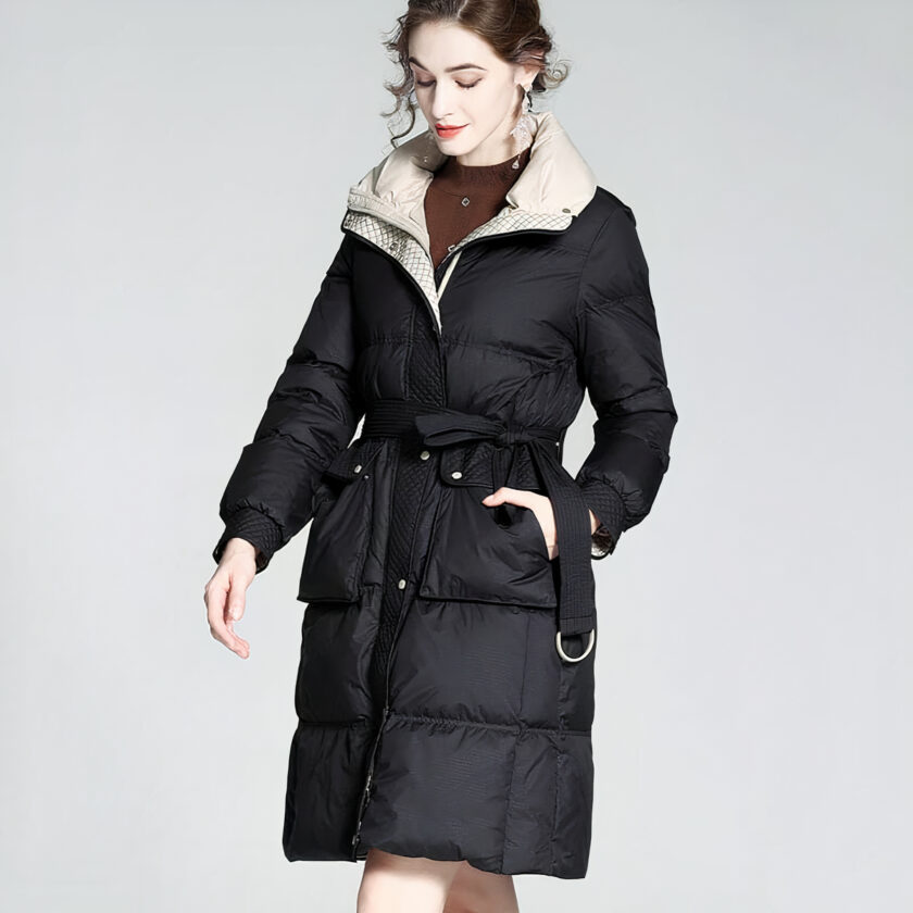 Getailleerd eendendonsjack met riem en opstaande kraag op damesmodel