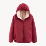 Donzen jas met bordeauxrode capuchon en beige binnenkant, witte achtergrond.