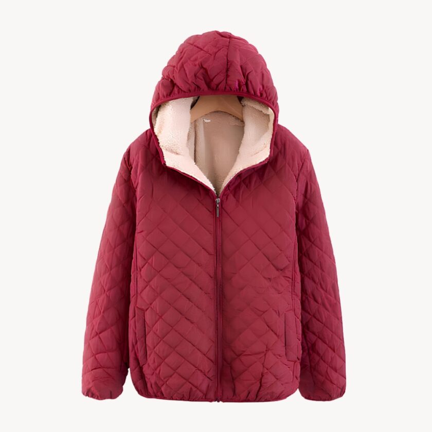 Donzen jas met bordeauxrode capuchon en beige binnenkant, witte achtergrond.