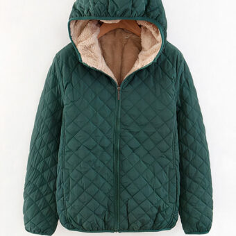 Groen donsjack met fleecevoering op een witte achtergrond.