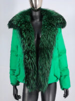 Groen donsjack in donkergroen bont op een zwarte plastic dummy