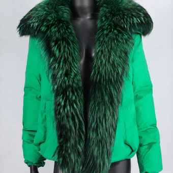 Groen donsjack in donkergroen bont op een zwarte plastic dummy