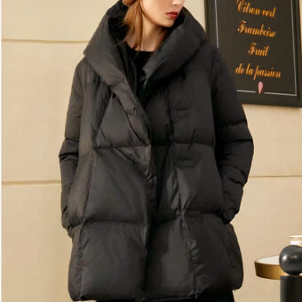 Dikke zwarte donsjas met capuchon voor dames, goede kwaliteit en zeer modieus.