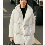 Dikke witte jas met capuchon voor vrouwen, gedragen door een vrouw, goede kwaliteit en zeer modieus.