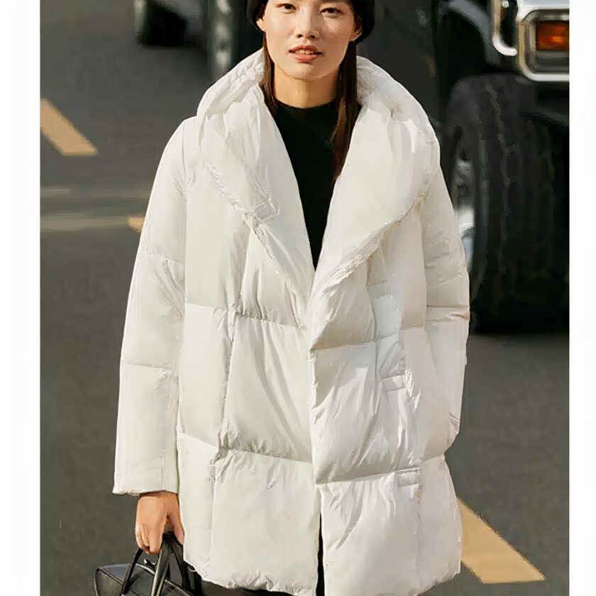 Dikke witte jas met capuchon voor vrouwen, gedragen door een vrouw, goede kwaliteit en zeer modieus.