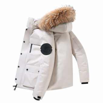 De capuchon is afgezet met naturelkleurig bont en de details van de donsjas zijn zwart, met een rond logo op de arm.