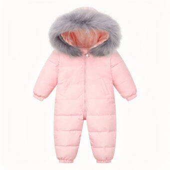 Roze jumpsuit voor babymeisjes met capuchon en witte achtergrond.