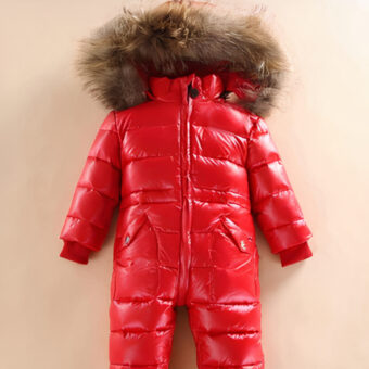 Volledig wetsuit-jack met capuchon voor meisjes met oranje achtergrond.