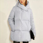 Donsjack met dikke grijze capuchon voor dames, goede kwaliteit en zeer comfortabel.