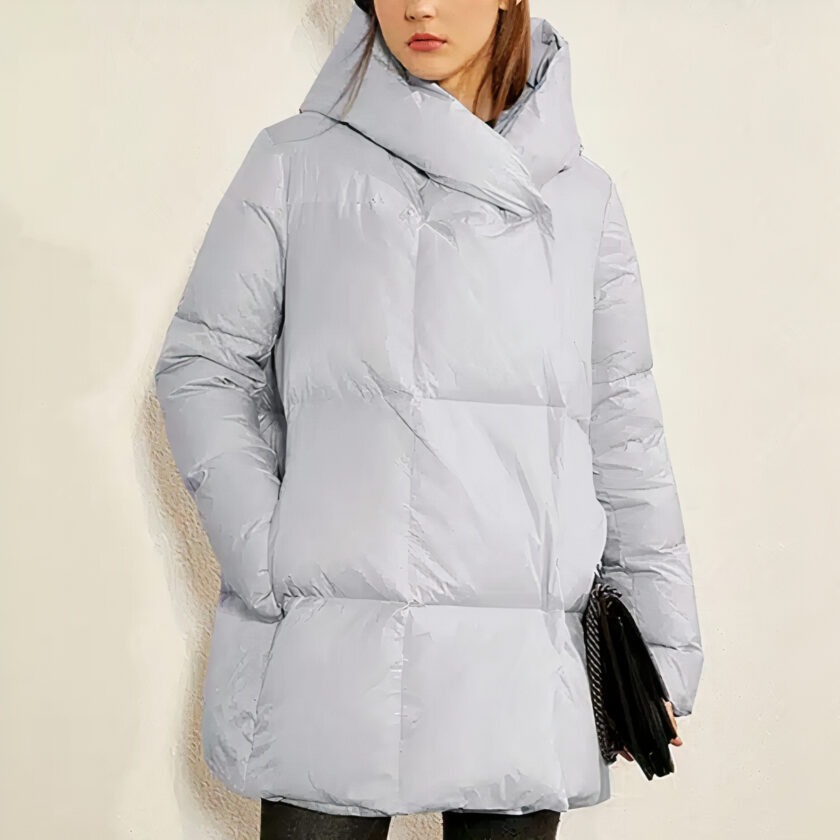 Donsjack met dikke grijze capuchon voor dames, goede kwaliteit en zeer comfortabel.