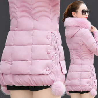 Twee foto's van een vrouw in een roze jas met kwastjes.