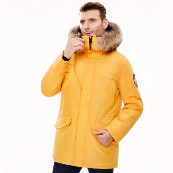 Man met gele donsjas met capuchon op witte achtergrond.