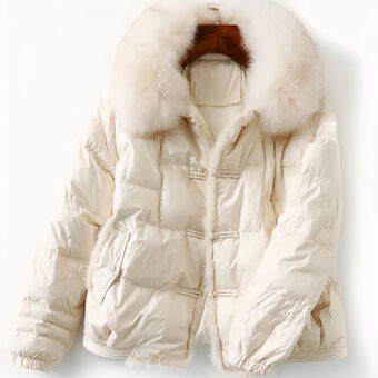 Kort beige donsjack met bontkraag, witte achtergrond.