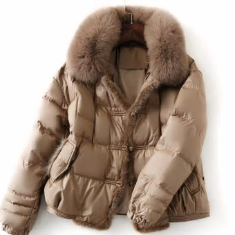 Bruin donsjack met bont op kraag, witte achtergrond.