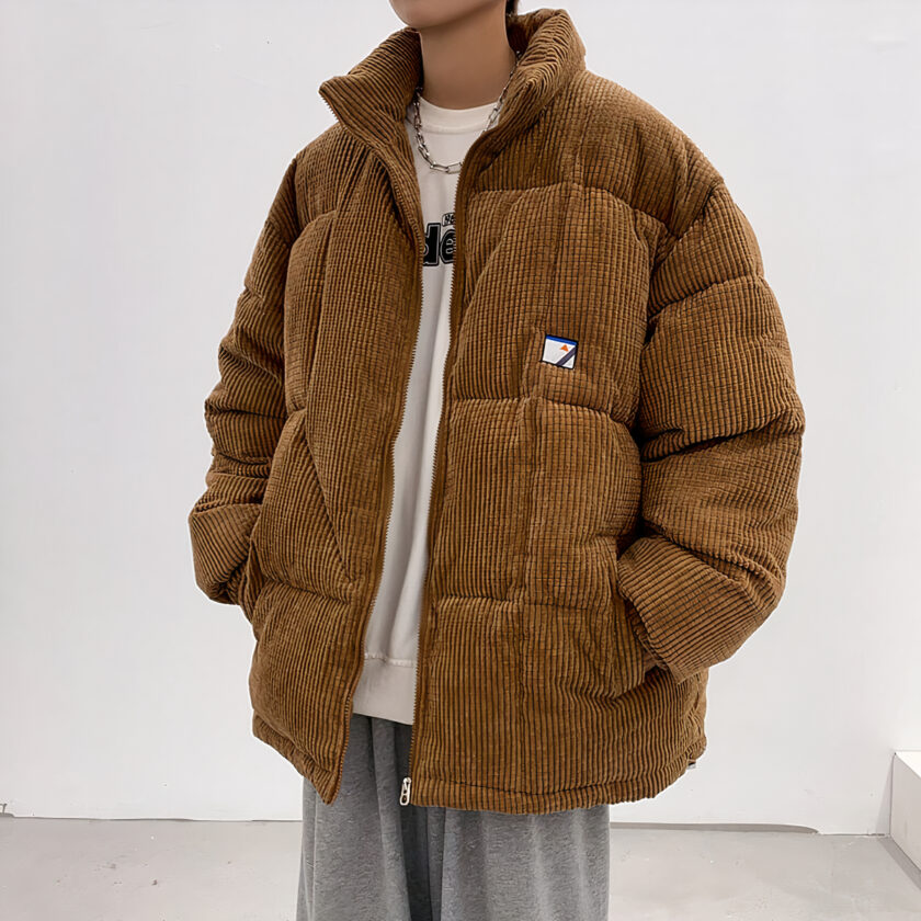 Man draagt een bruin gewatteerd donsjack, met zijn handen in zijn zakken.