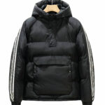 Zwart donsjack met witte lijnen op de mouwen en capuchon, witte achtergrond.