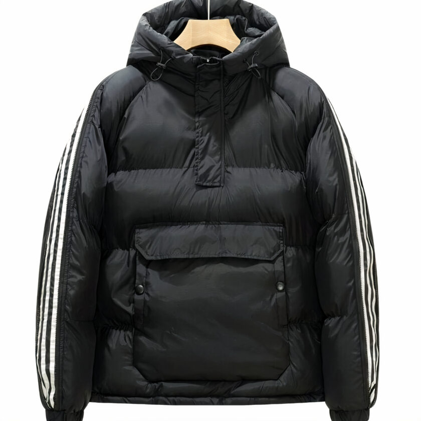 Zwart donsjack met witte lijnen op de mouwen en capuchon, witte achtergrond.