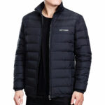 Man met zwarte donsjas op witte achtergrond.