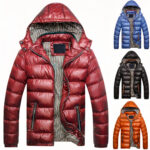 Rood gewatteerd donsjack met capuchon op een witte achtergrond, met drie andere donsjacks in verschillende kleuren.