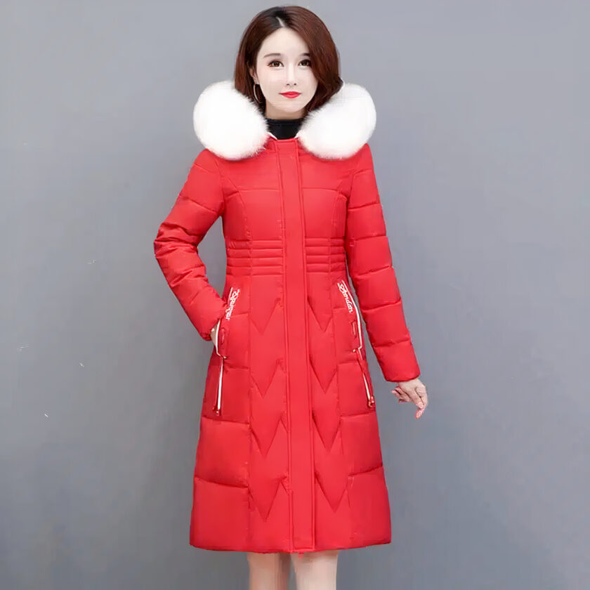 Vrouw draagt een rood donsjack met wit bont op een grijze achtergrond.