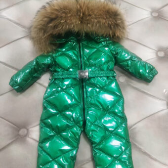 Glimmend groen donsjack en echt bruin bont voor baby.