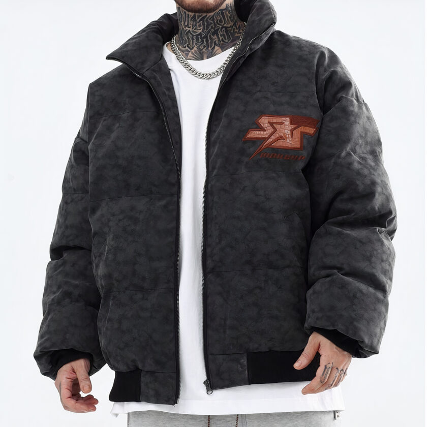 Man draagt een grote gewatteerde donsjas op een witte achtergrond.