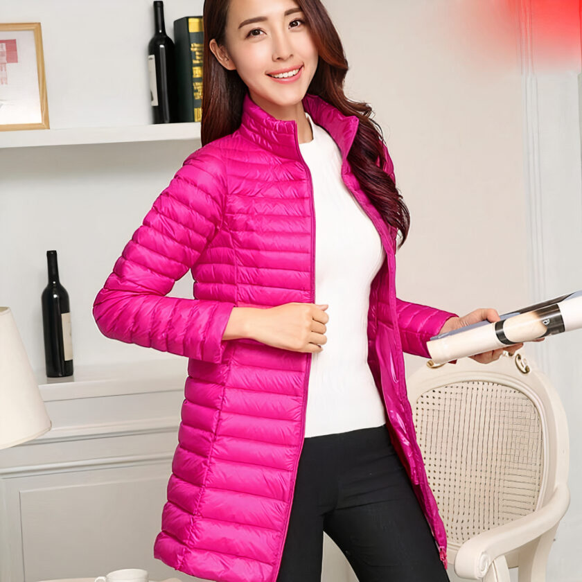 Vrouw draagt een roze donsjack, met een plank erachter.