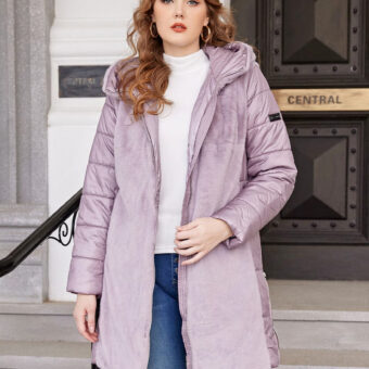 Open paars donsjack met kort bont aan de voorkant en gewatteerd op de mouwen, gedragen door een vrouw met lang golvend los haar met daaronder een witte trui met een gescheurde blauwe spijkerbroek op haar knieën. Er is een trap op de achtergrond met een grote zwart met gouden deur.