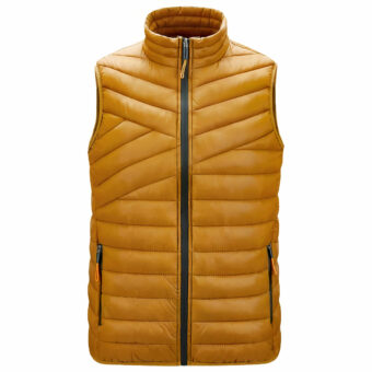 Geel mouwloos jasje op witte achtergrond