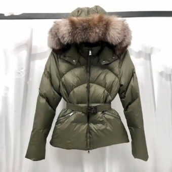 Foto van een dames donsjack in kaki met capuchon aan een kapstok