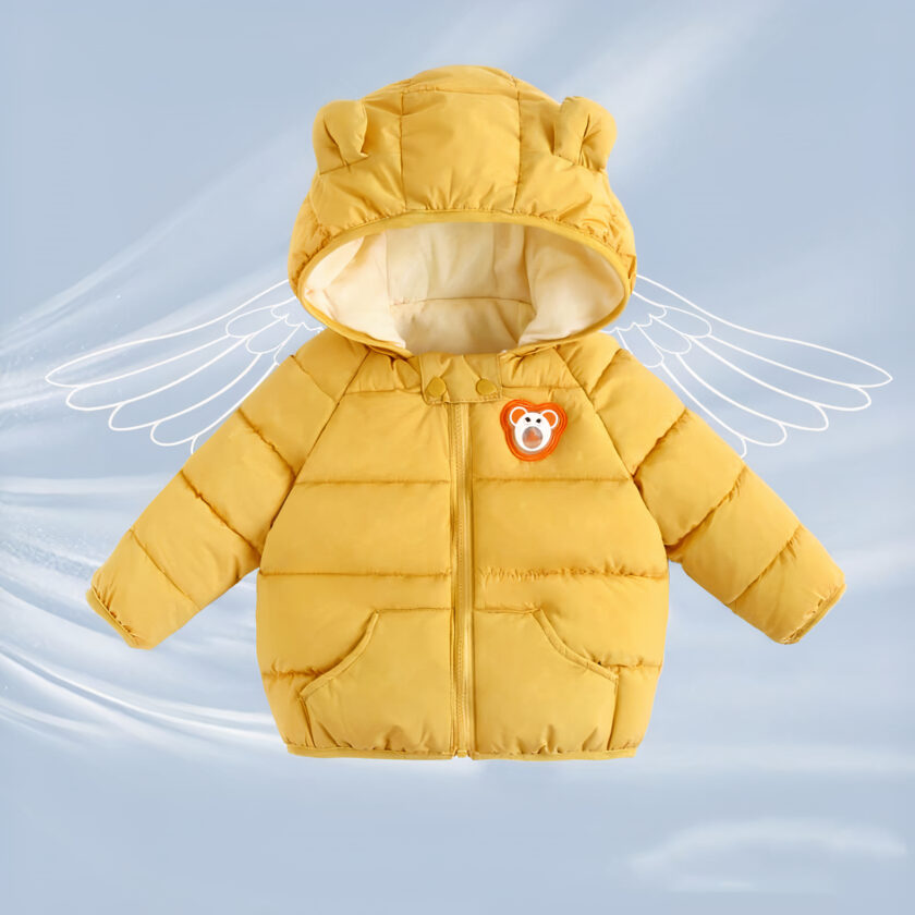 We zien een mosterdgeel donsjack op een hemelsblauwe achtergrond. Het donsjack is voor kinderen, met een capuchon met kleine teddybeeroren en een oranje teddybeerlogo op de borst.