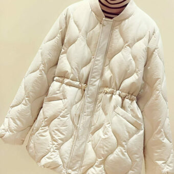 Slank gesneden beige gewatteerd damesjack.