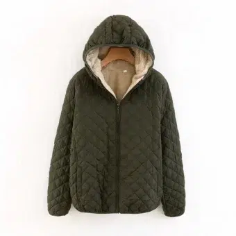 Militair groene jas met capuchon en witte achtergrond.