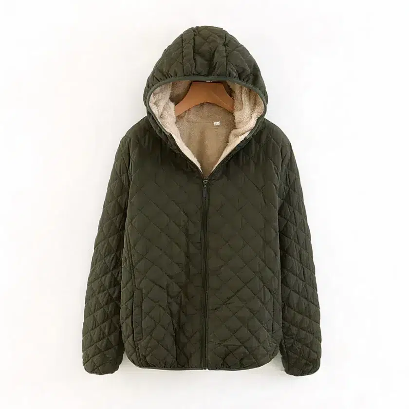 Militair groene jas met capuchon en witte achtergrond.