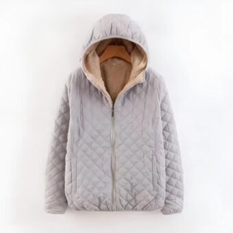 Grijs donsjack met gevoerde capuchon, witte achtergrond.