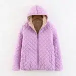 Paarse jas met capuchon en witte achtergrond.