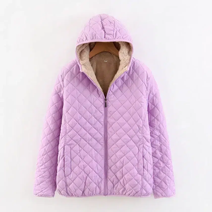 Paarse jas met capuchon en witte achtergrond.