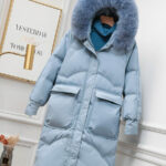 Blauw donsjack met bontgevoerde capuchon voor dames.